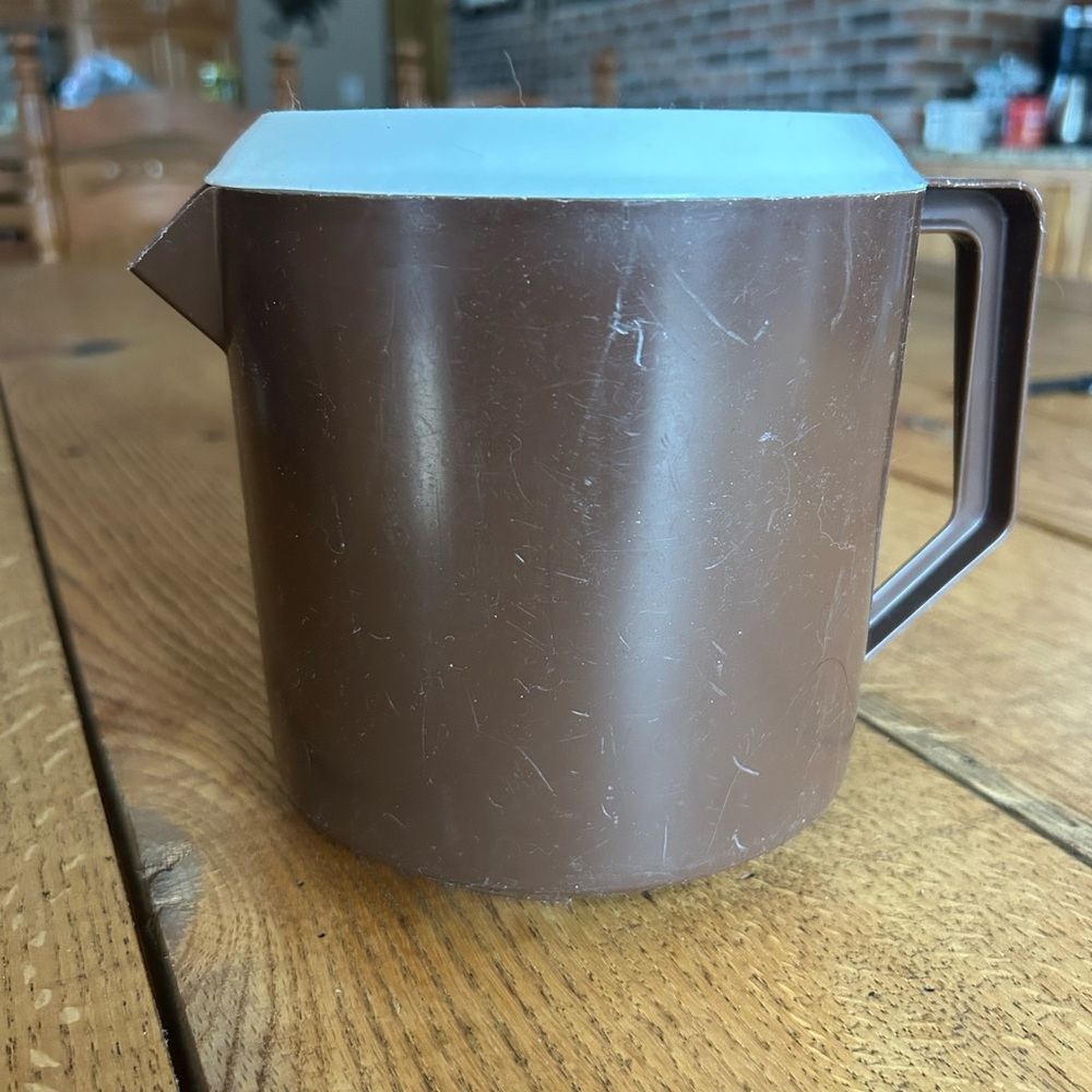 Vintage Rubbermaid Brown 1.5 Qt Pitcher + White Lid